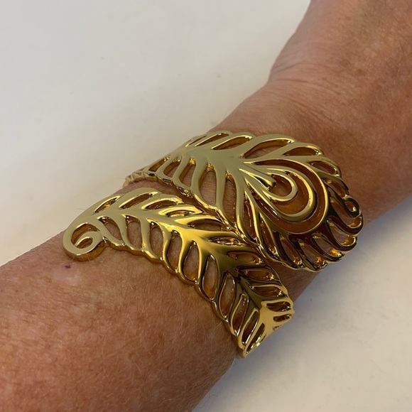 Jewelry - Big leaf scroll bracelet gold tone